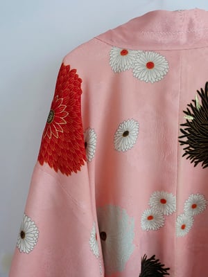 Image of  Kort kimono af rosa silke med krysantemum mm.