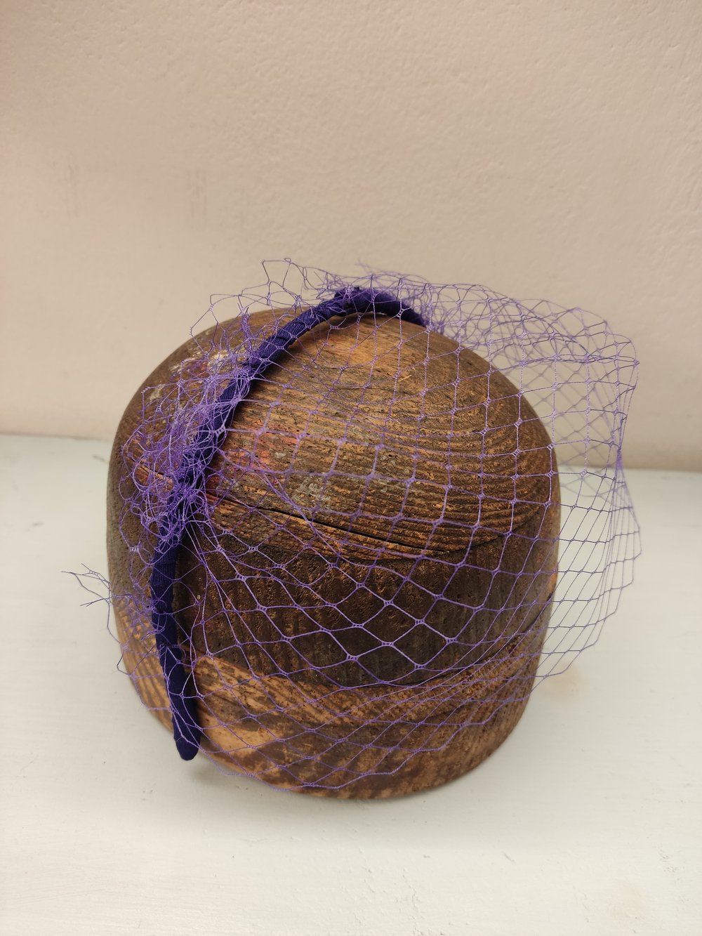 Image of Cerchietto viola con veletta effetto 'birdcage veil'