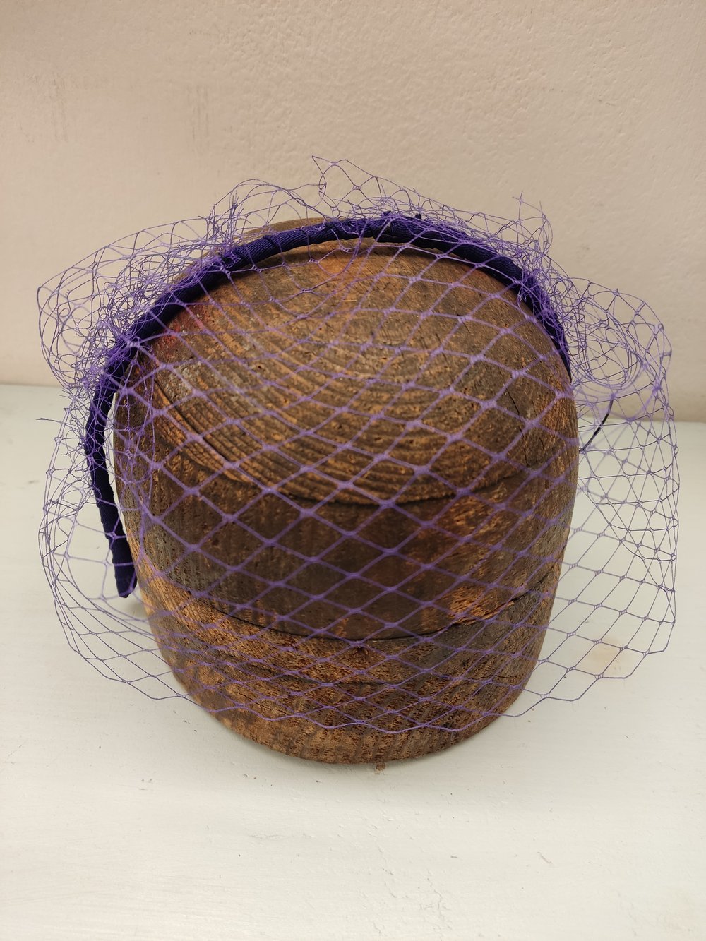 Image of Cerchietto viola con veletta effetto 'birdcage veil'