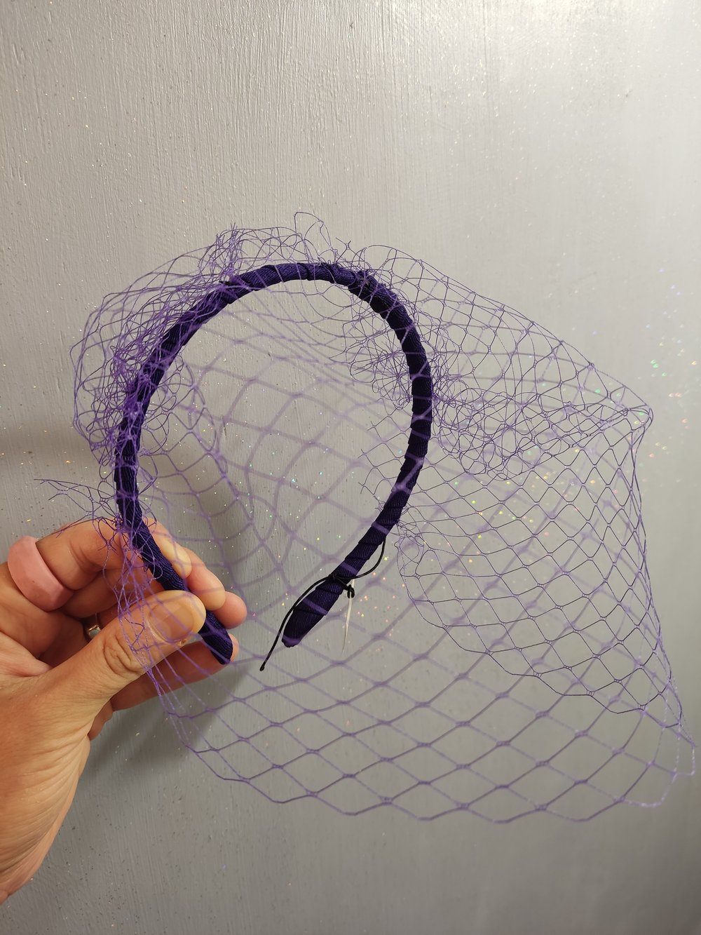 Image of Cerchietto viola con veletta effetto 'birdcage veil'