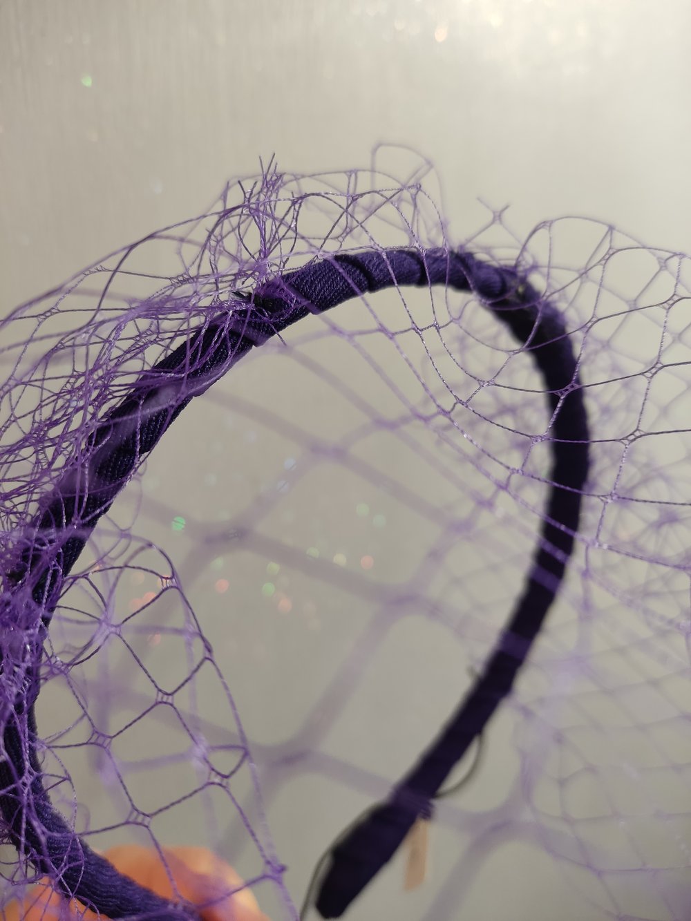 Image of Cerchietto viola con veletta effetto 'birdcage veil'