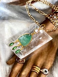 Image 1 of Collier Amulettes émeraude gravée 