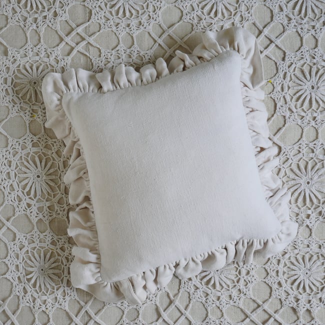  Frilled antique French Linen Cushion. - Medium