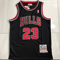 Image 1 of MICHAEL JORDAN CHICAGO BULLS 1997-98 HARDWOOD CLASSICS PLAYER JERSEY - BLACK