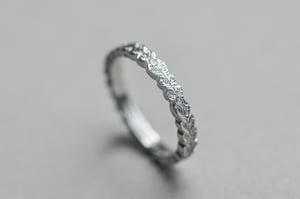 Image of Platinum 3mm oak leaf carved ring