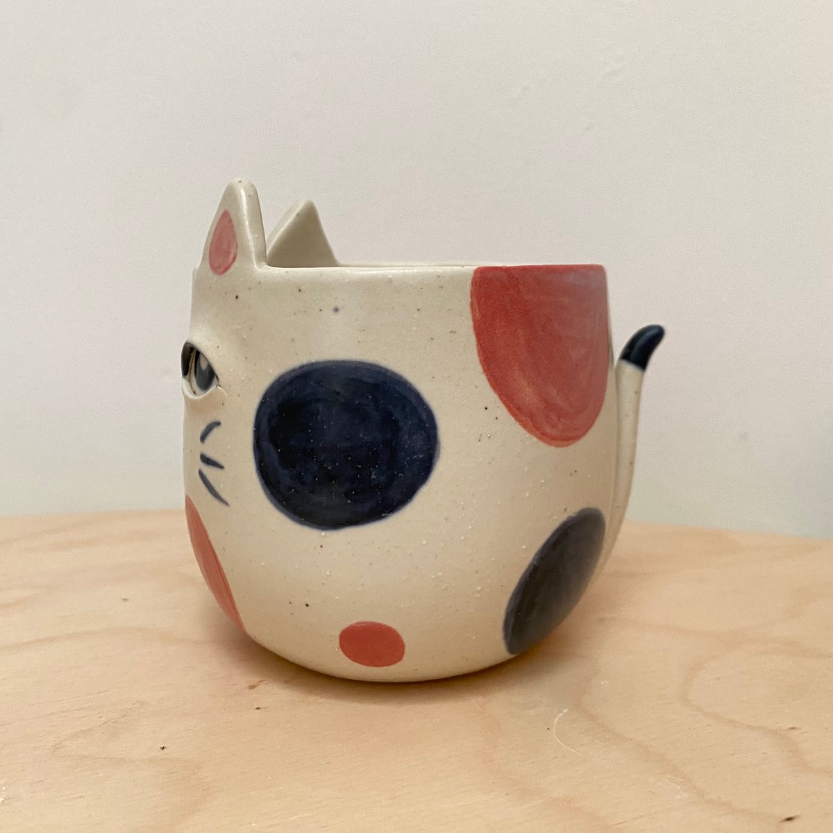 Image of Vaso gato pequeño con manchas azul oscuro y naranja