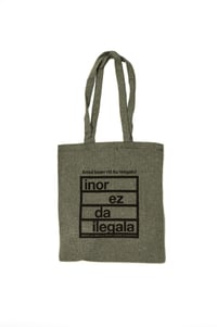 ‘INOR EZ DA ILEGALA’ Tote Bag Berde Iluna