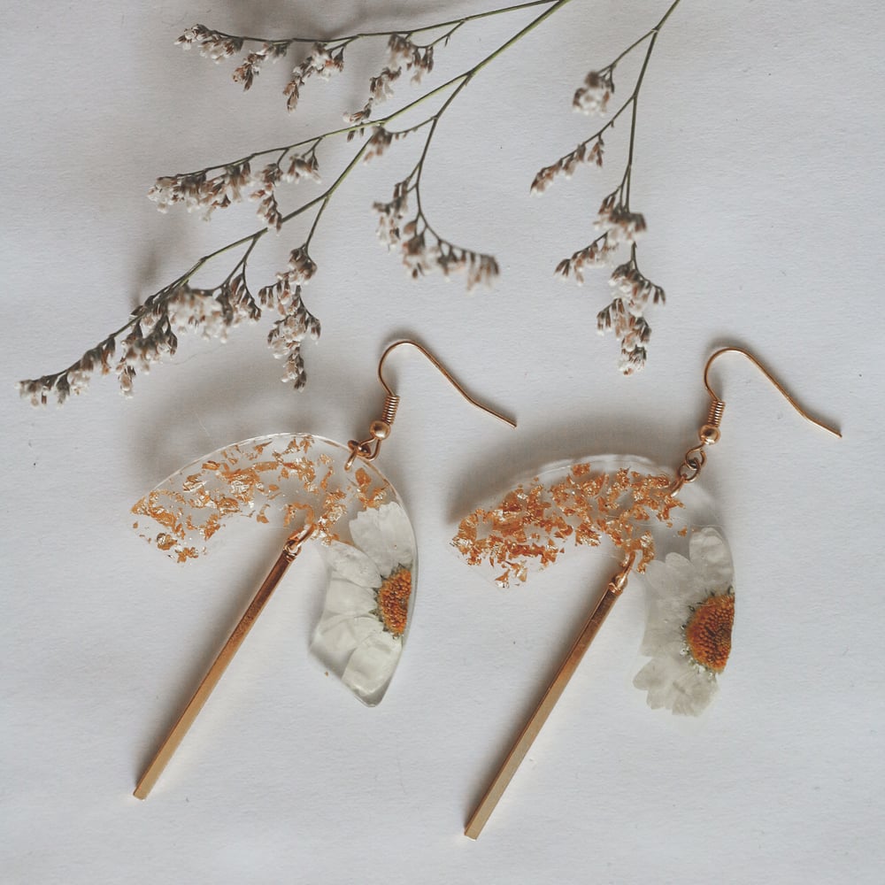 Image of Daisy Gold Flake Rainbow Bar Hook Earring