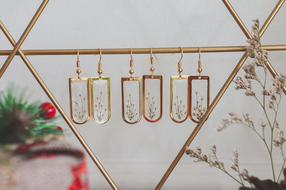 Image of Queen Anne's Lace Window Pane Hook