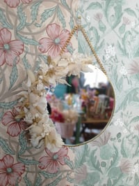 Image 1 of Petit miroir rond fleuri naturel 