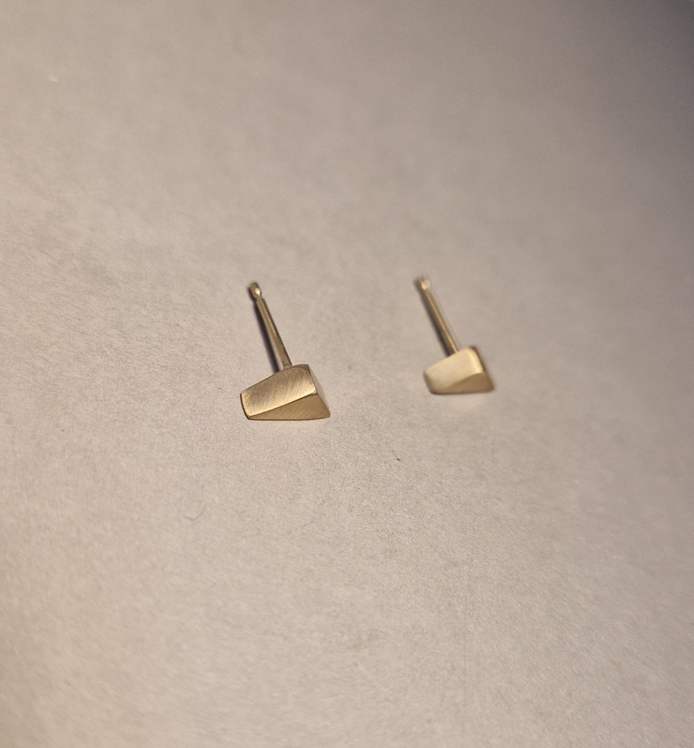 SOLID 9CT GOLD STUDS