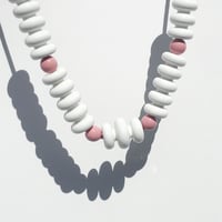 Image 2 of ECCOLA N1 NECKLACE _ WHITE AND PINK 