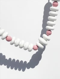 Image 3 of ECCOLA N1 NECKLACE _ WHITE AND PINK 