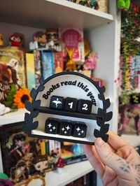 Image 1 of Contador de libros dados blanco y negro 