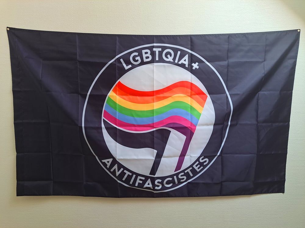Image of DRAPEAU LGBTQIA+ ANTIFASCISTES 150/90CM FOURREAU NOIR