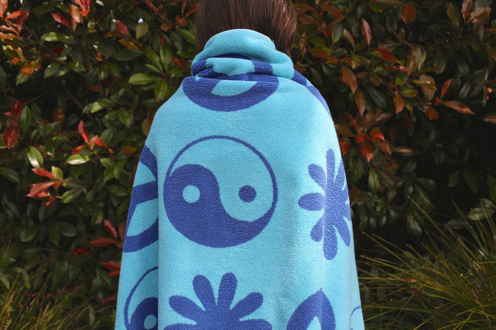 Image of Daisy Yin Yang Towel <div>Aqua–Night</div>