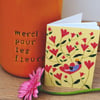 Carnet lecture dans champ de fleurs