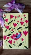 Carnet lecture dans champ de fleurs