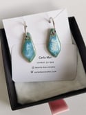 Pendientes con baño de rodio. 