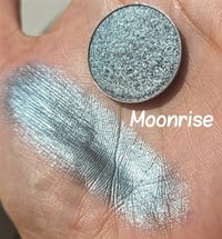 Image 2 of Multichrome 26mm Moonrise chameleon pressed pan Grey icy blue to darkened undertone