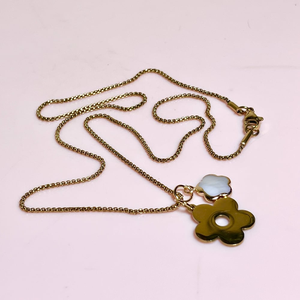Image of Gold Daisy and Shell Flower Necklace