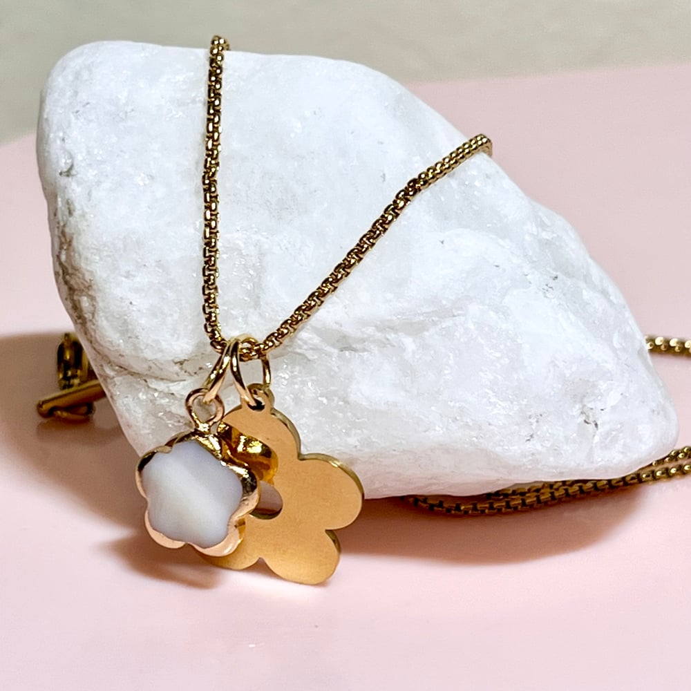 Image of Gold Daisy and Shell Flower Necklace