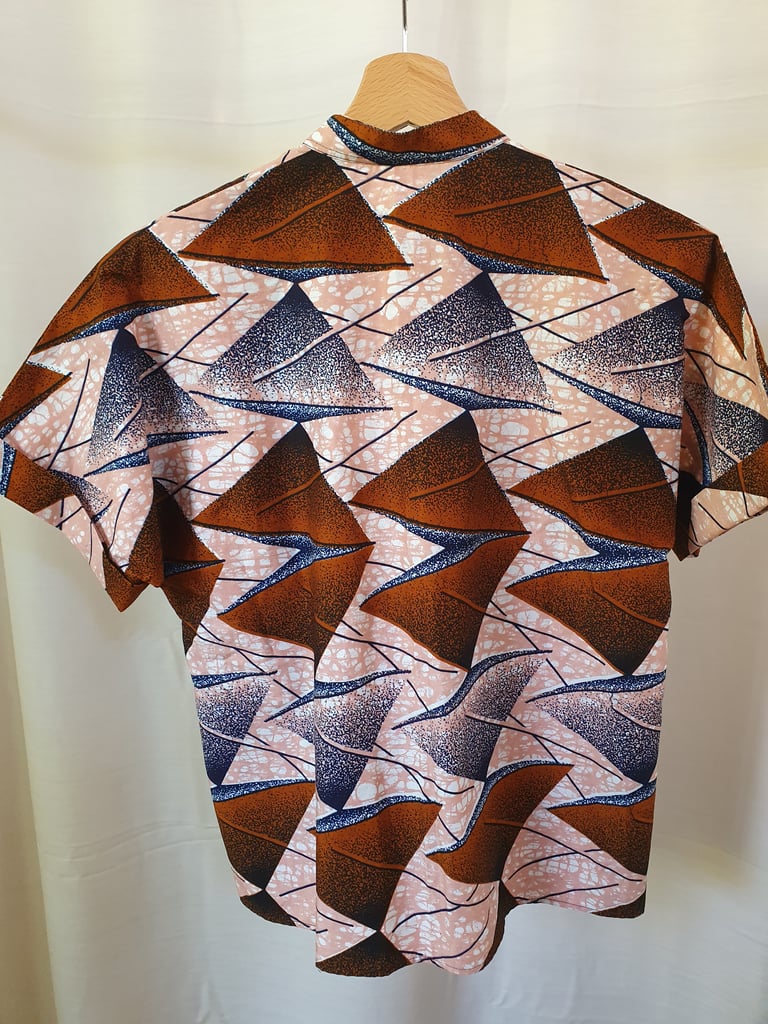 Camicia a maniche corte in tessuto wax rosa e marrone Image 5