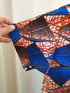 Blusa in tessuto wax rosso e blu con maniche corte Image 3