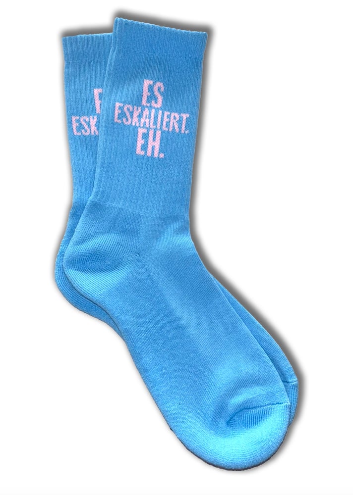 Image of Socken "Es Eskaliert Eh" babyblue rosé