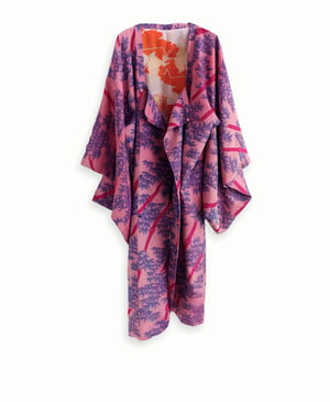 Image of Kortere kimono af rosa/blomme helsilke med bambusgrene