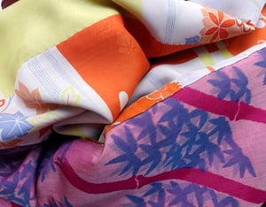Image of Kort kimono af rosa/blomme helsilke med bambusgrene
