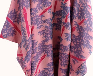 Image of Kortere kimono af rosa/blomme helsilke med bambusgrene