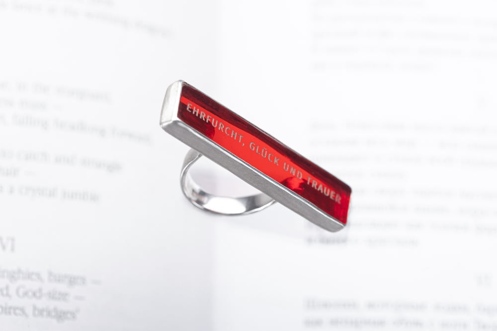 Image of "Ehrfurcht, glück und trauer" silver ring with red acrylic glass