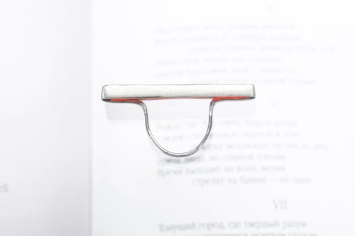 Image of "Ehrfurcht, glück und trauer" silver ring with red plexiglass