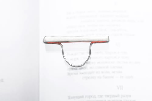 Image of "Ehrfurcht, glück und trauer" silver ring with red acrylic glass