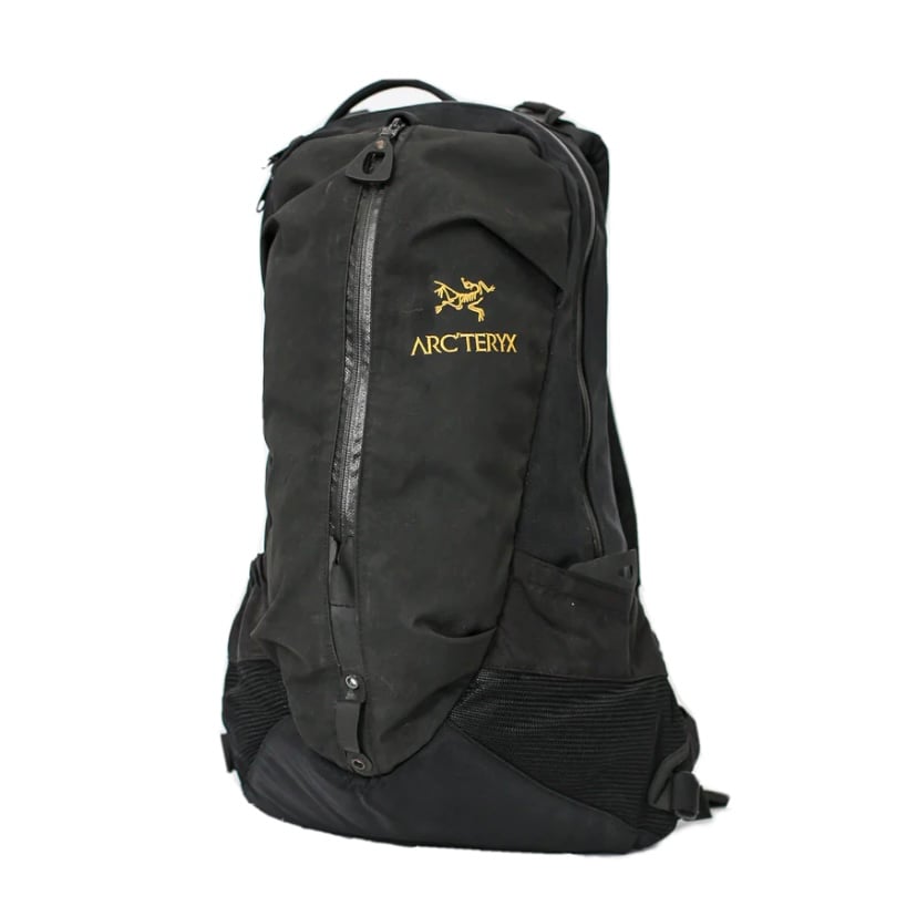 Arc'teryx Arro 22 Backpack - Black & Gold | WAY OUT CACHE Arc'teryx Arro 22 Backpack - Black & Gold | WAY OUT CACHE