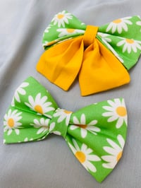 Image 2 of Green Daisies Sailor Bow / Bow Tie