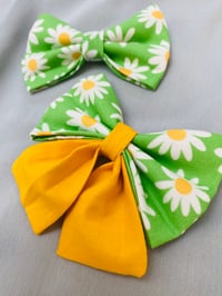 Image 3 of Green Daisies Sailor Bow / Bow Tie