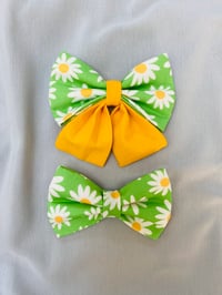 Image 1 of Green Daisies Sailor Bow / Bow Tie