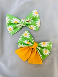 Image 4 of Green Daisies Sailor Bow / Bow Tie