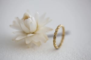 Image of 18ct gold 2mm laurel leaf carved ring