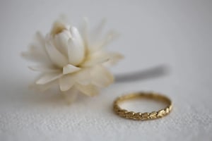 Image of 18ct gold 2mm laurel leaf carved ring