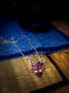 Collaret Grua Ume rosa sobre fons ivori