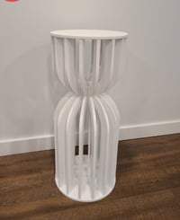 Modern style ripple cake stand  white 