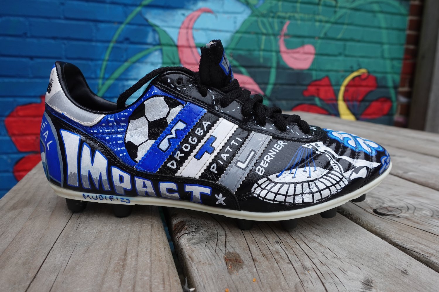 Image of Tribute au CF Montréal ( IMPACT ) sur soulier Adidas de soccer.