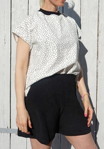 Image of Shirt dots mit schwarzem Kragen