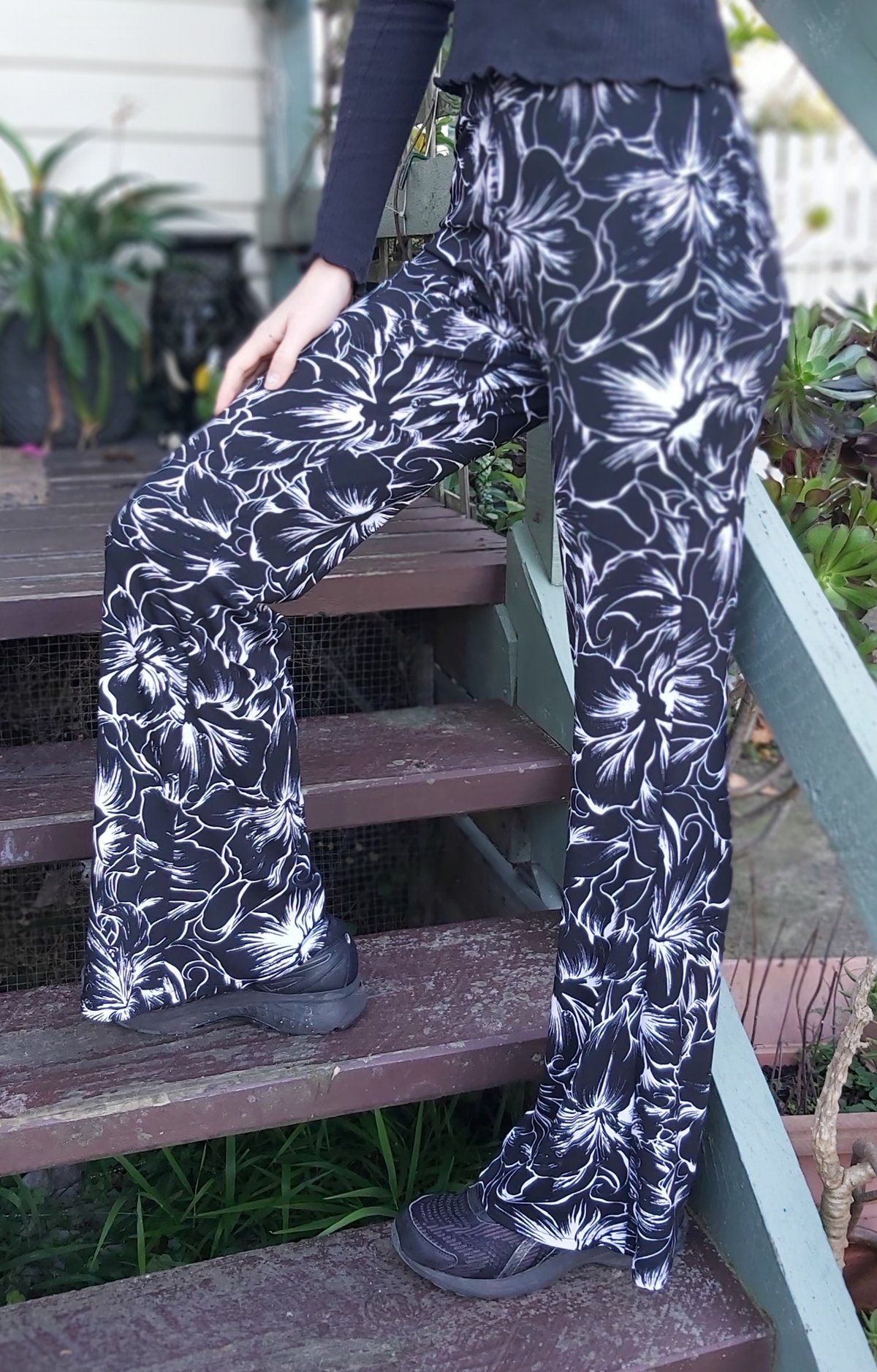 Image of Black/white Hibiscus KAT Pants