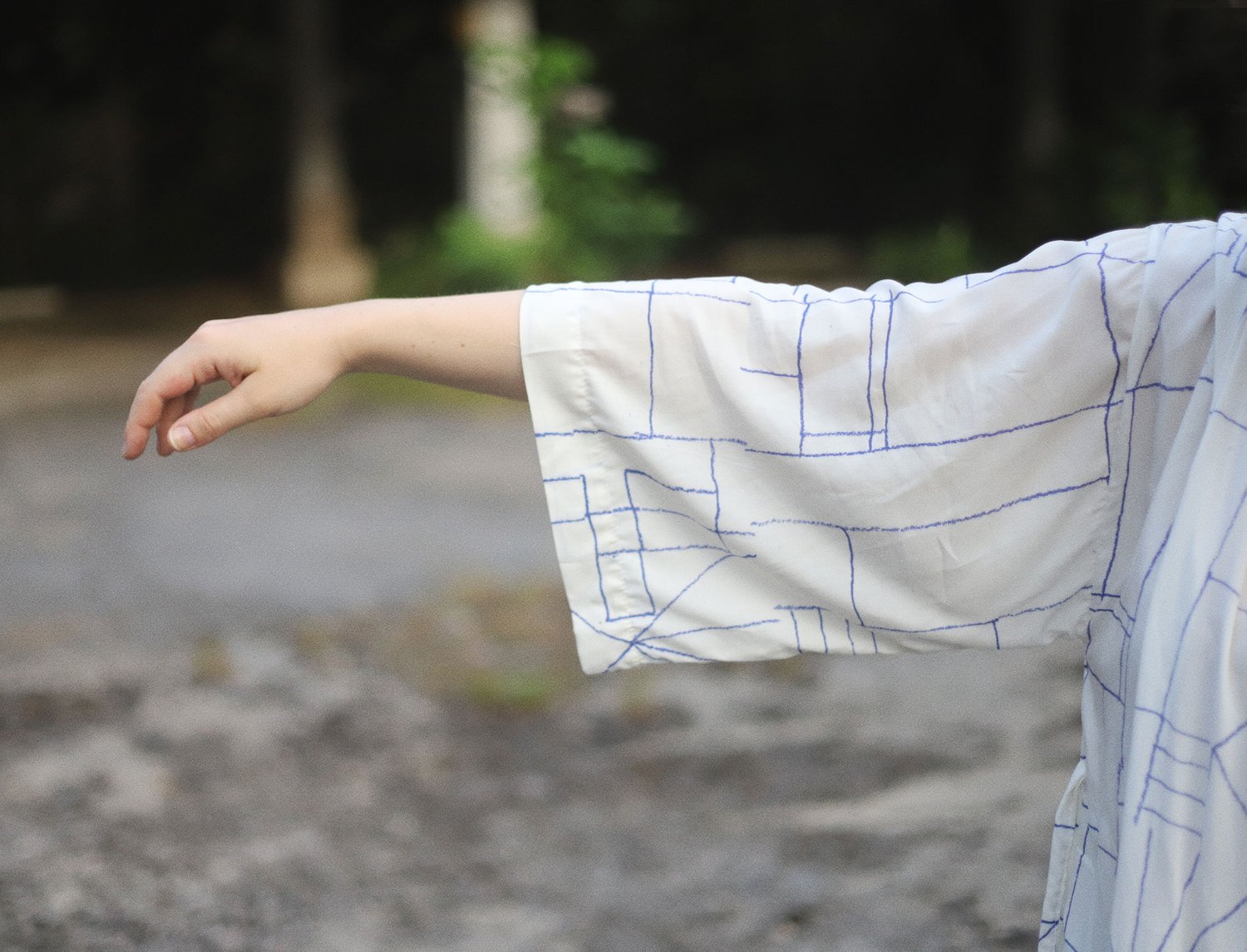 Image of BLUE DRAWING LIGHT KIMONO