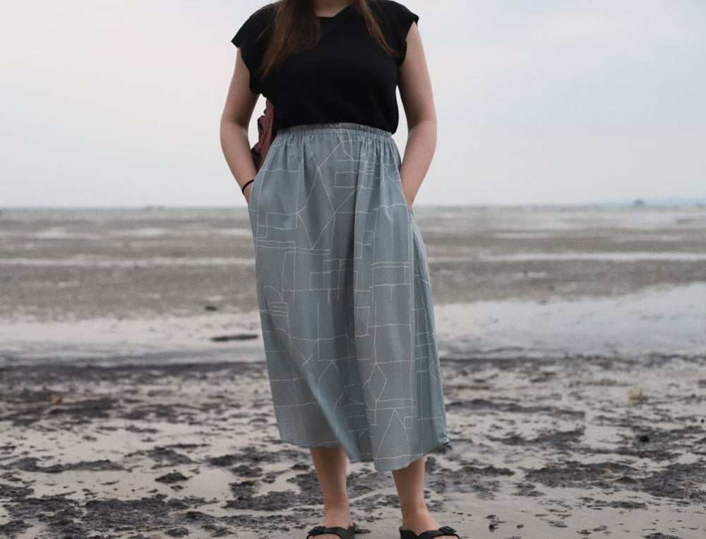 Image of GREY SKIRT WITH WHITE DRAWING