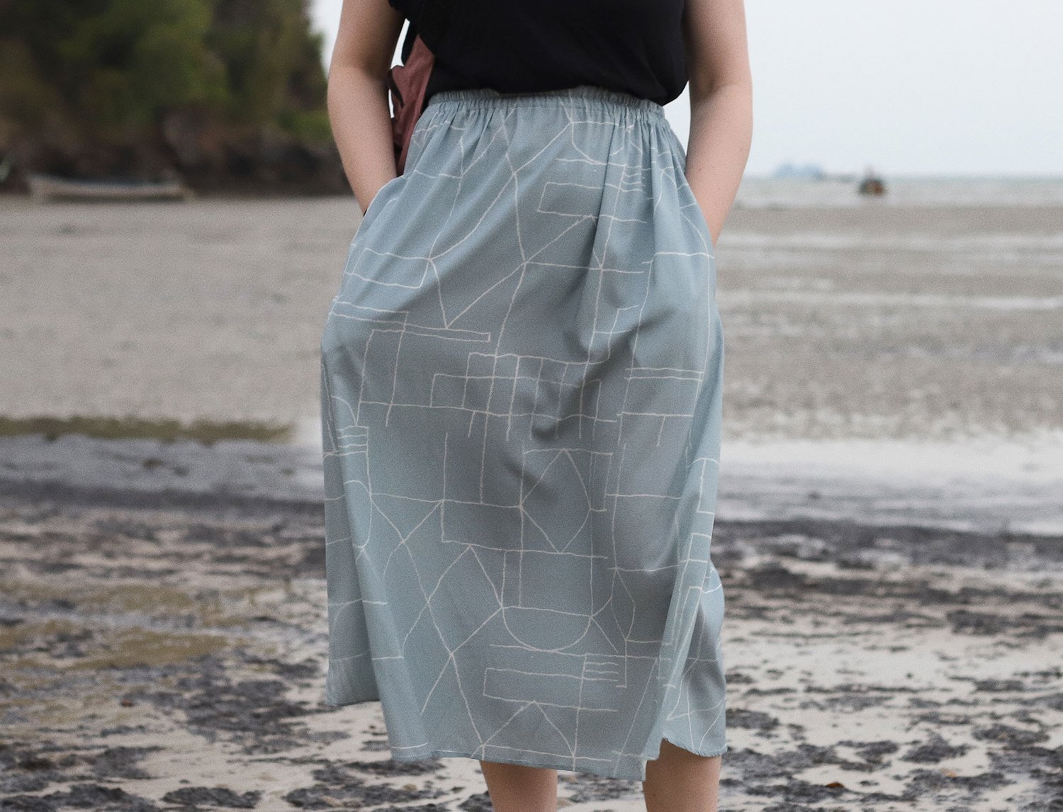 Image of GREY SKIRT WITH WHITE DRAWING (preorder)